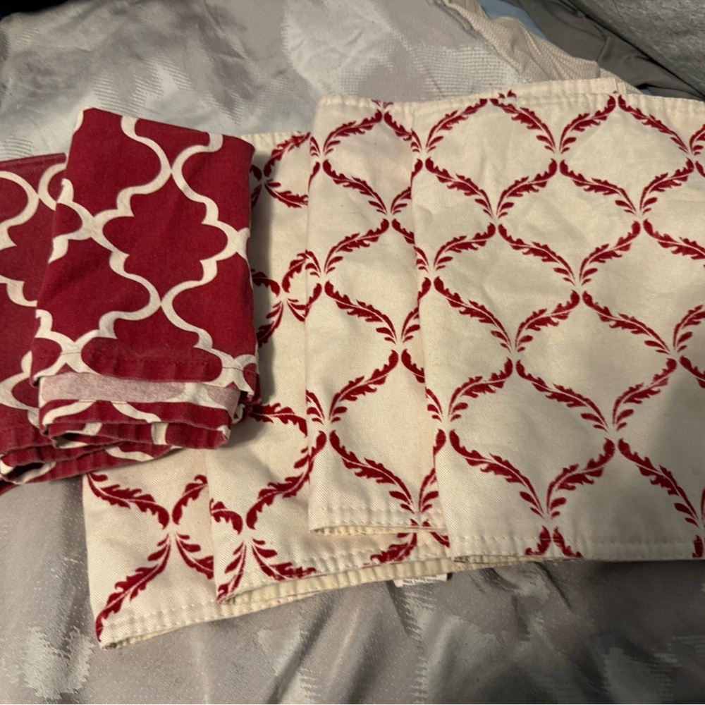 Set of 4 Holiday Placemats and Napkins. Red. Christmas. Super festive and sheek - Picture 3 of 8